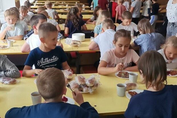 Булочки в пакеті та почергове харчування: як працюють шкільні їдальні у Луцьку