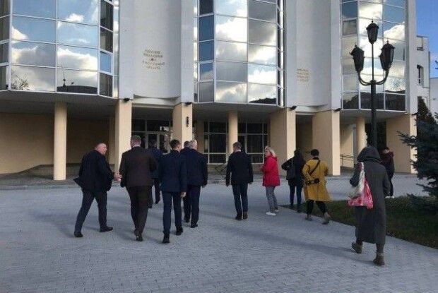 Погуляйка і Недопада не пустили в приміщення податкової 