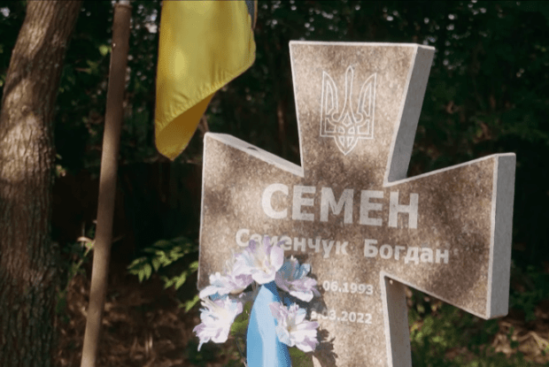 «Дві неділі лежав край дороги»: юний кулеметник з Рівненщини ціною власного життя дав побратимам вийти із засідки (Відео)