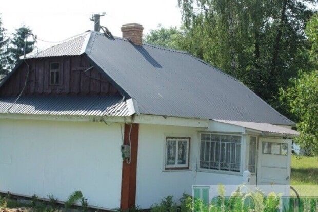 У селі на Волині відремонтували дах старого медпункту, який зірвав вітер (Фото)