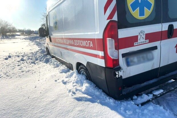 На Волині визволяли зі снігового полону карету швидкої допомоги