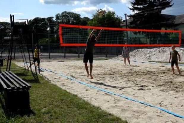 Граємо всі: на Тернопільщині волейболісти самі зробили поле (Відео)