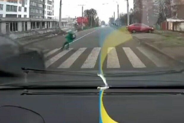 Авто влетіло в 10-річного хлопчика на пішохідному переході (Відео 18+)