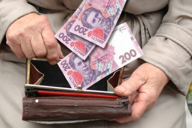 У Луцьку шахрай обікрав стареньку на 15 тисяч гривень та 700 доларів