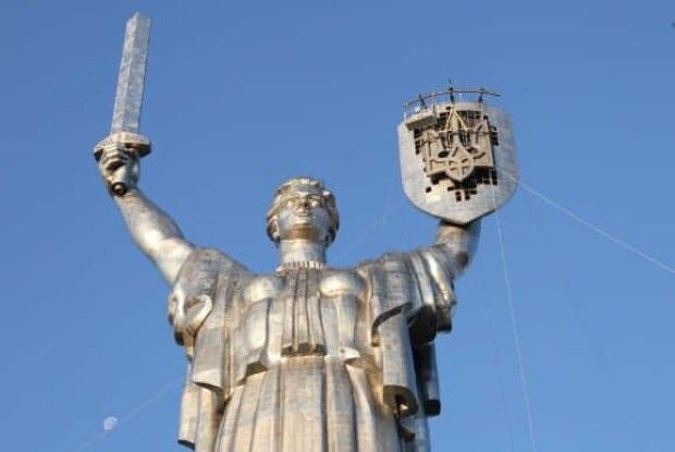 На «Батьківщину-мати» встановили тризуб (Фото)