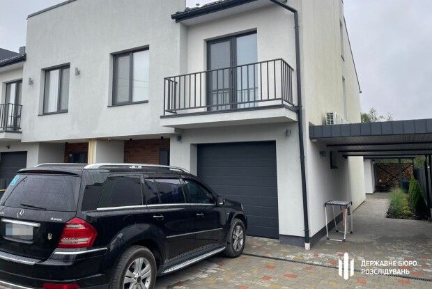 На західній Україні посадовець ТЦК приховав маєток та авто, оформивши їх на родичів