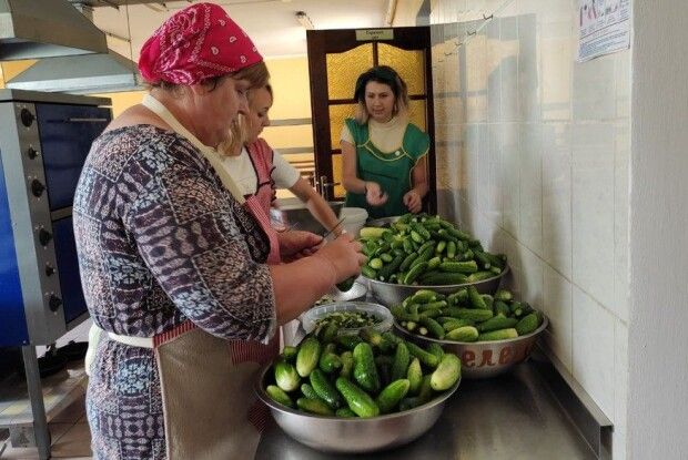 У громаді на Волині господині заквашують огірки для бійців як для своїх рідних