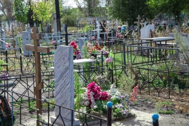 У Рівному прибирають цвинтарі й готують маршрутки до Провідної неділі