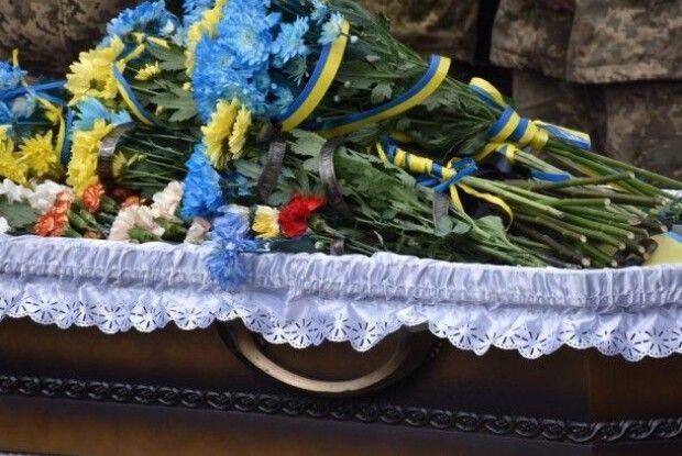 «Виховав чудового сина»: у Рівному попрощались із полеглим сержантом (Фото)