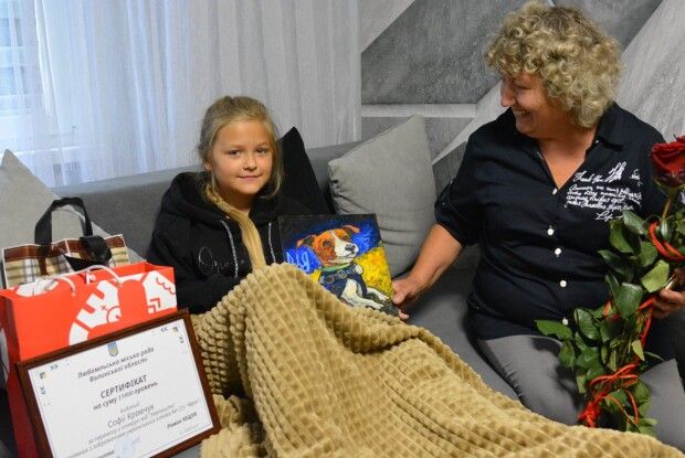 Авторка марки «Українська мрія» серйозно травмувалася: Софійку провідав голова Волиньради (Фото)