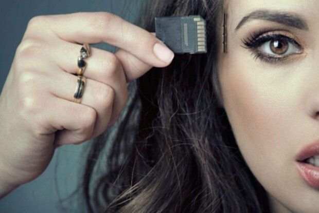 Можна вставити чіпи в голови й… одержати касту інших людей?