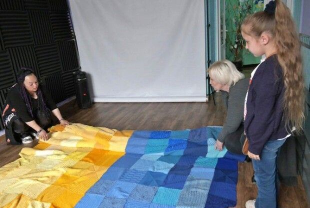  Луцьк доєднався до в'язання найбільшого в Україні жовто-блакитного прапора (Відео)