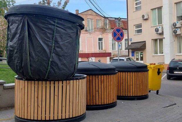 У Луцьку встановили сучасні напівпідземні контейнери біля ЦНАПу