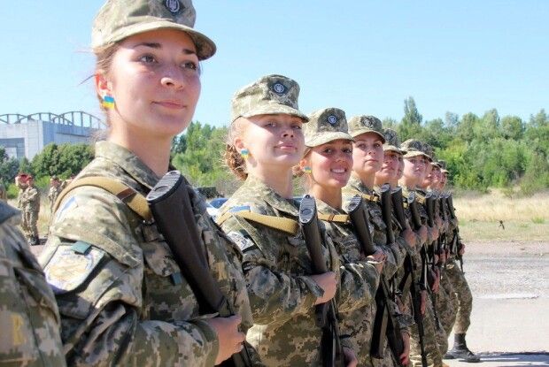 Як каратимуть ухилянток: Міноборони розширило перелік професій, представниці яких повинні стати на військовий облік