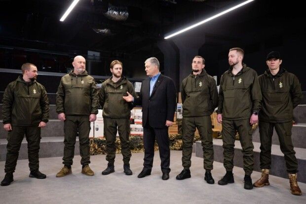 Порошенко разом із волонтерами відправив на передову шостий комплект відеоспостереження (Фото)