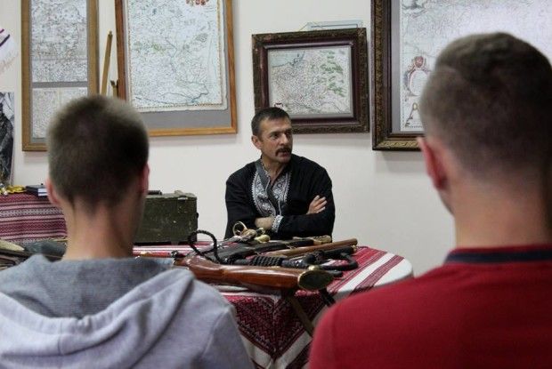 Студентів Луцького НТУ навчають козацькому озброєнню