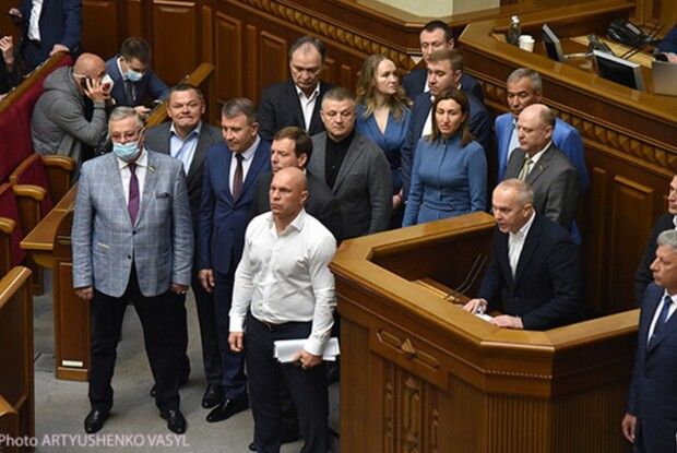 Зеленський, привітавши Ліну Костенко, одразу заборонив ряд пропутінських партій (Відео)