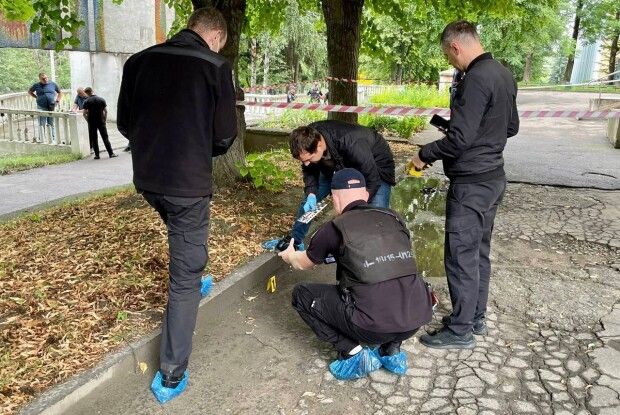 У Рівному посеред вулиці знайшли мертву молоду жінку