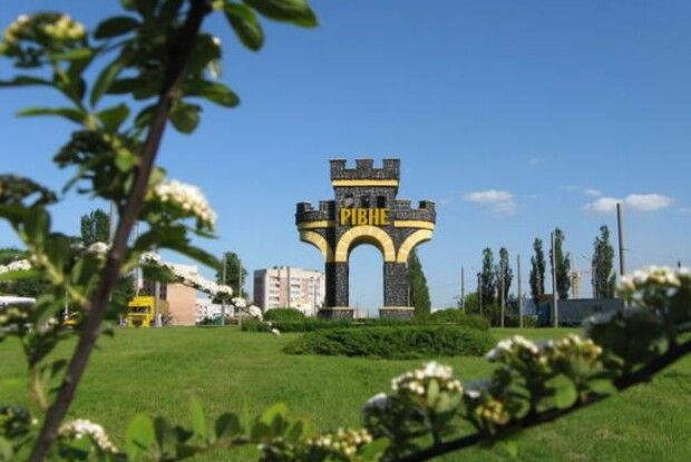 У Рівному заборонили в’їзд та виїзд з міста у комендантську годину