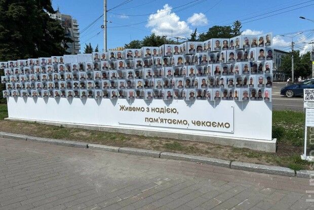 На стенді безвісти зниклих військових у Луцьку закінчуються місця для фото