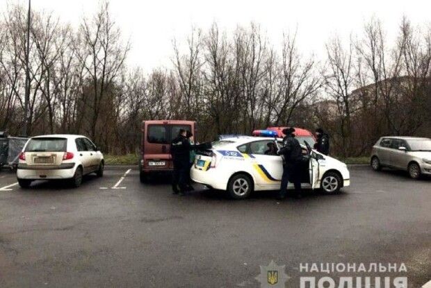 Затримана замкнулася від поліції в автівці і почала їсти щось порошкоподібне