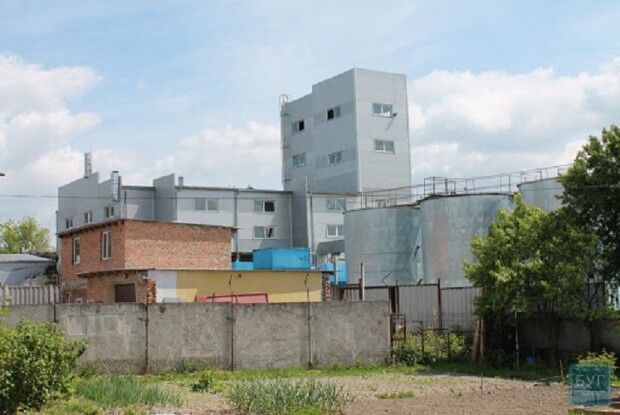 У Нововолинську з труби заводу виривався вогонь: городяни скаржаться на сморід і жир у повітрі (Відео)