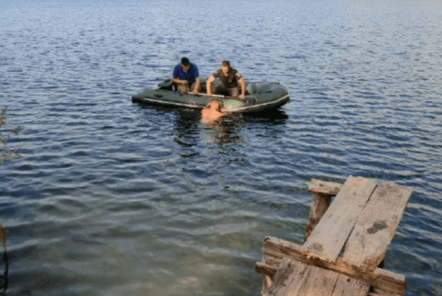 На Рівненщині з озера дістали тіло чоловіка