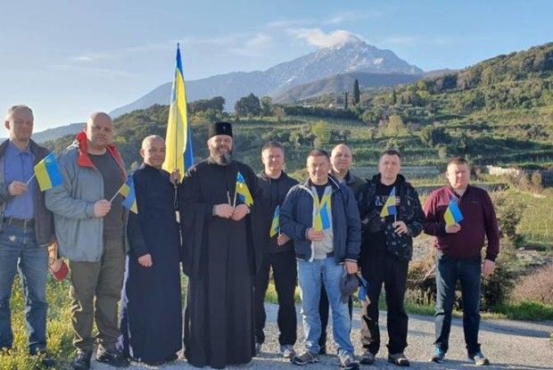 Озброєний синьо-жовтим прапорцем Митрополит Луцький і Волинський Михаїл побував на Святій Горі (фото)