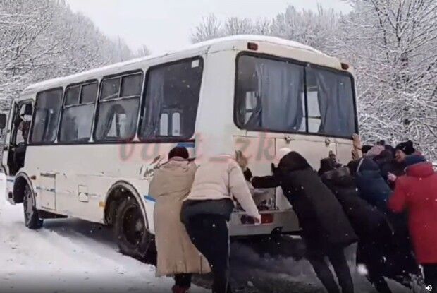 «Не передати страх нашого шофера»: автобус застряг над урвищем, але його виштовхали жінки (Відео)