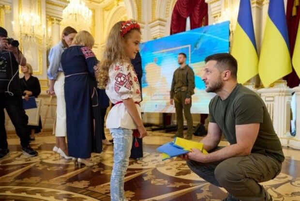 Семирічна донька загиблого військогового з Рівного отримала нагороду від Президента України (Фото)