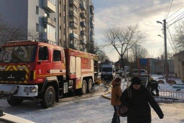 Баню, яка загорілася, гасили 12 рятувальників (Відео)