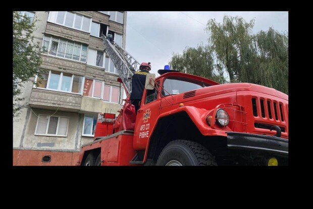 Під час пожежі у Рівному вогнеборці врятували жінку та евакуювали 22 мешканці