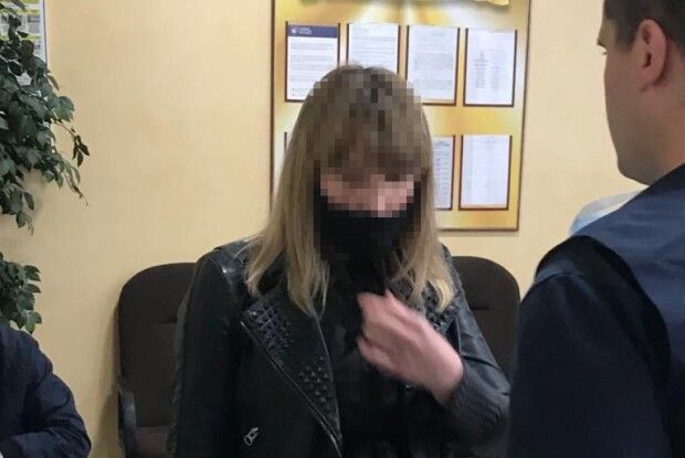 Затриманій на Волині чиновниці Нацполіції на хабарі у 1500 доларів повідомили про підозру (Фото)