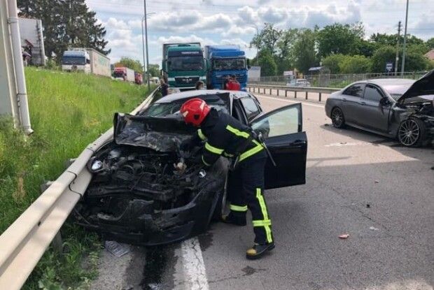 Біля Рівного – серйозна ДТП з маршруткою: об'їзд можливий по сусідніх дорогах (Фото, відео)