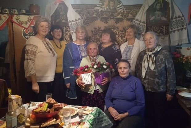 90-річна зв’язкова УПА з Волині ще сама пече хліб, а в день поважного ювілею гостей зустрічала піснею