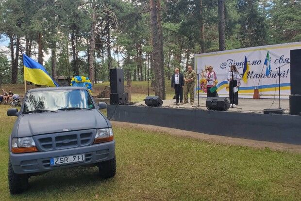 У селищі на Волині під час благодійного святкового заходу захисникам передали автівку і квадракоптер