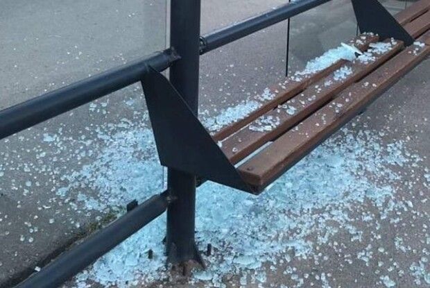 У селі в Луцькому районі вандали зіпсували зупинку 
