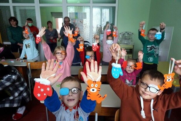 У дитячій лікарні маленькі пацієнти готуються до новорічних свят (Фото)
