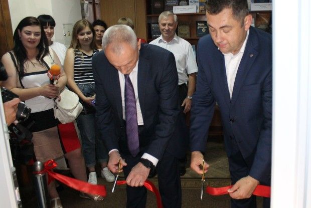 Олександр Савченко перерізав стрічку до нового Центру професійного і кар’єрного консультування