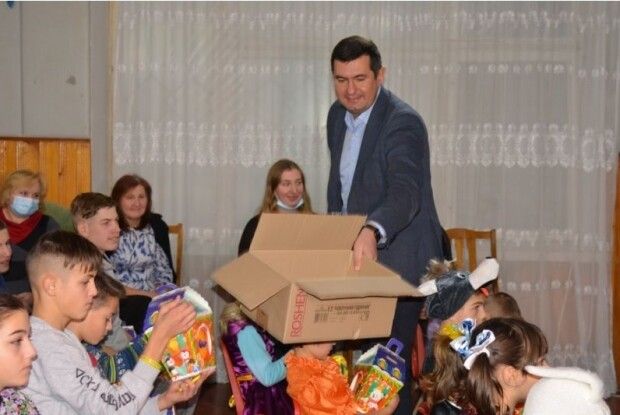 Без бороди, але з подарунками завітав Миколай у притулок до юних волинян 