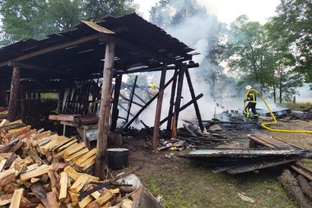 На Рівненщині вогонь ущент знищив господарську будівлю площею 60 квадратних метрів