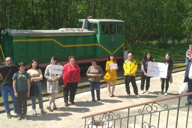 Лучани зібралися на мітинг, щоб врятувати дитячу залізницю. Що їм відповіли (Фото)
