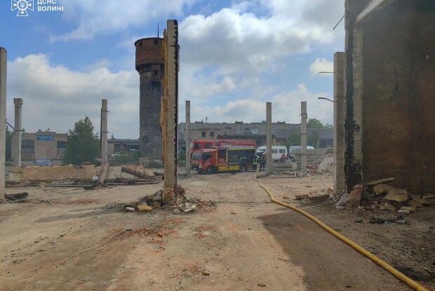 У місті на Волині горіла закинута будівля заводу