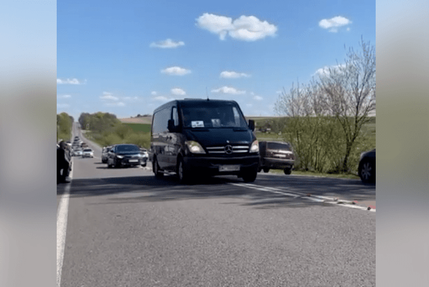 Загинув на Великдень: на Волині навколішки зустріли полеглого Героя (Відео)