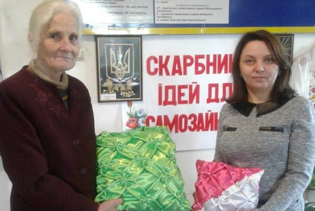 Євгенія Данилюк у свої 75-ть в’яже, плете з соломи, вишиває і ...творить поезію