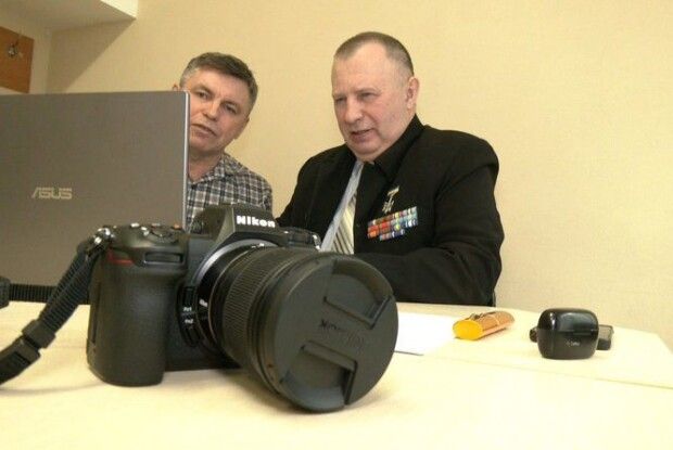 У Луцьку 61-річний ветеран опанував професію фотографа, щоб фіксувати кадри війни (Відео)