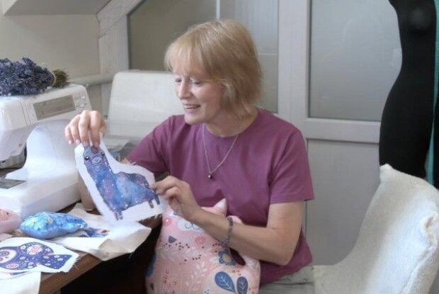 Іграшки з ароматом спокою: переселенці з Харкова створюють ляльки з лавандою у Луцьку