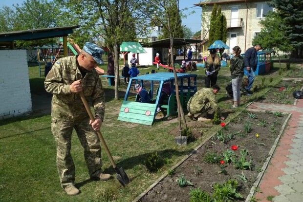 У Любешеві на території дитячого садочка висадили самшит, форзицію, спірею та ялину (фото)
