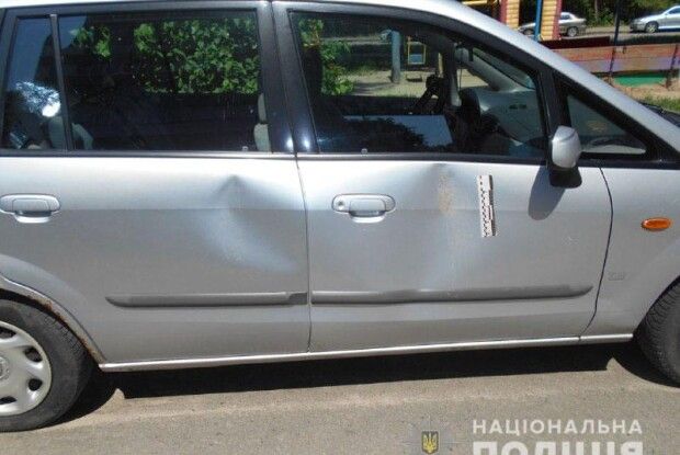 У Рівному двійко парубків потрощили дев'ять автівок, припаркованих у дворі багатоповерхівки (Фото)
