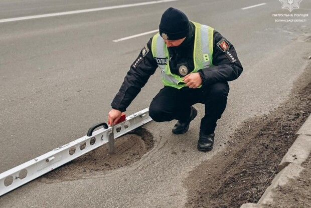 Волинські патрульні 160 разів попросили владу залатати ями на дорогах